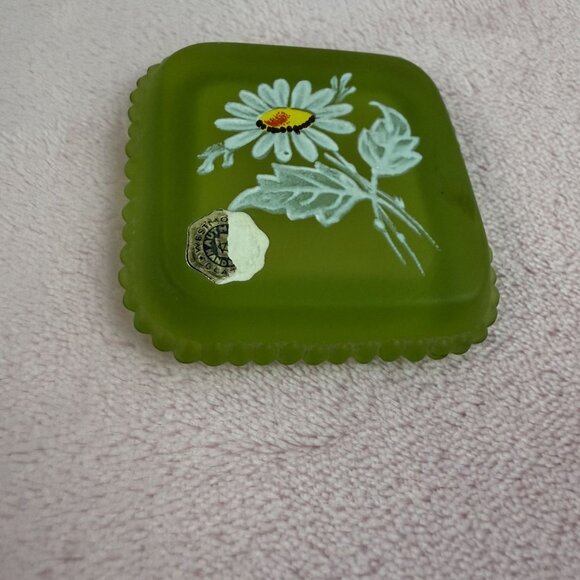 Westmoreland Green Satin Glass Trinket Box Vintage 1970 White Daisy Collectible - Picture 11 of 14